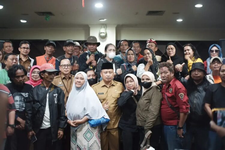 BPJS PBI Dinonaktifkan, Warga Depok Turun ke Balai Kota Bawa Ambulans