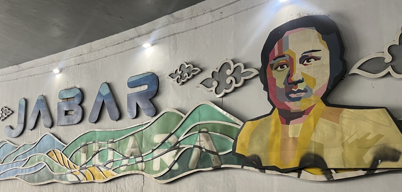 pencopotan gambar wajah mantan Gubernur Jawa Barat, Ridwan Kamil, yang sebelumnya terpasang di Underpass Dewi Sartika, Kota Depok