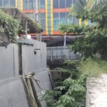 Bangunan Gudang BK di Sawangan diduga Menutupi Aliran Sungai, Awas Banjir