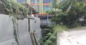 Bangunan Gudang BK di Sawangan diduga Menutupi Aliran Sungai, Awas Banjir