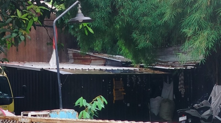 Diduga, Fasos-Fasum di Sukmajaya Depok Dijadiin Gudang Jual Beli Online, Warga Protes